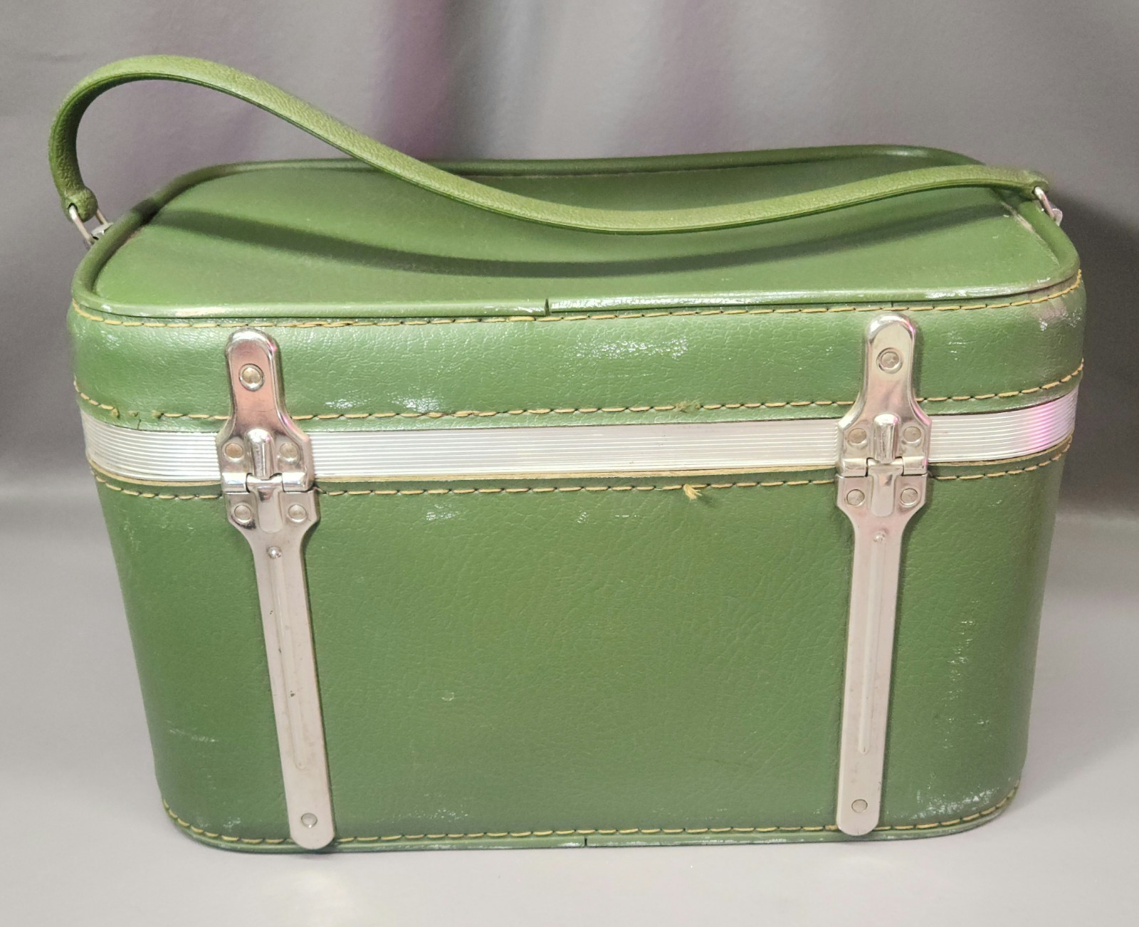 Vintage 1960s Sears Avocado Green Featherlite Train Case/Cosmetics Case/READ