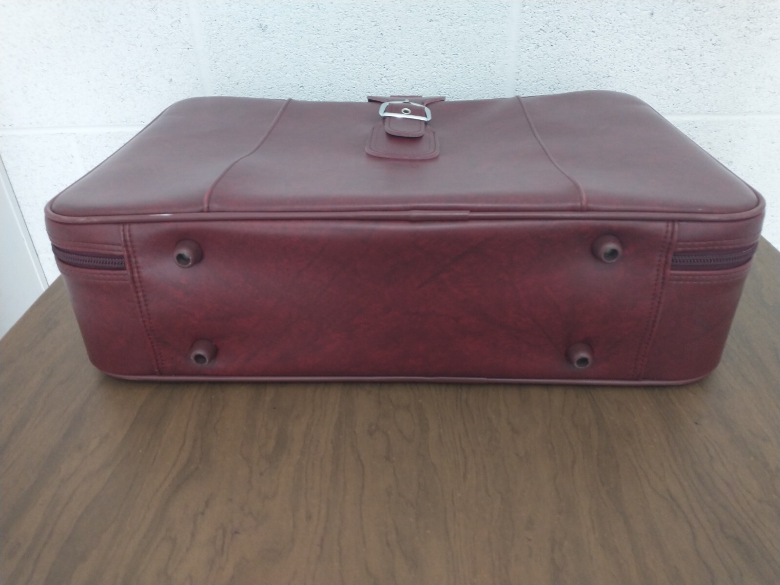 American Tourister Vintage Red Faux Leather 4 Piece Luggage Set 24×17 to Clutch