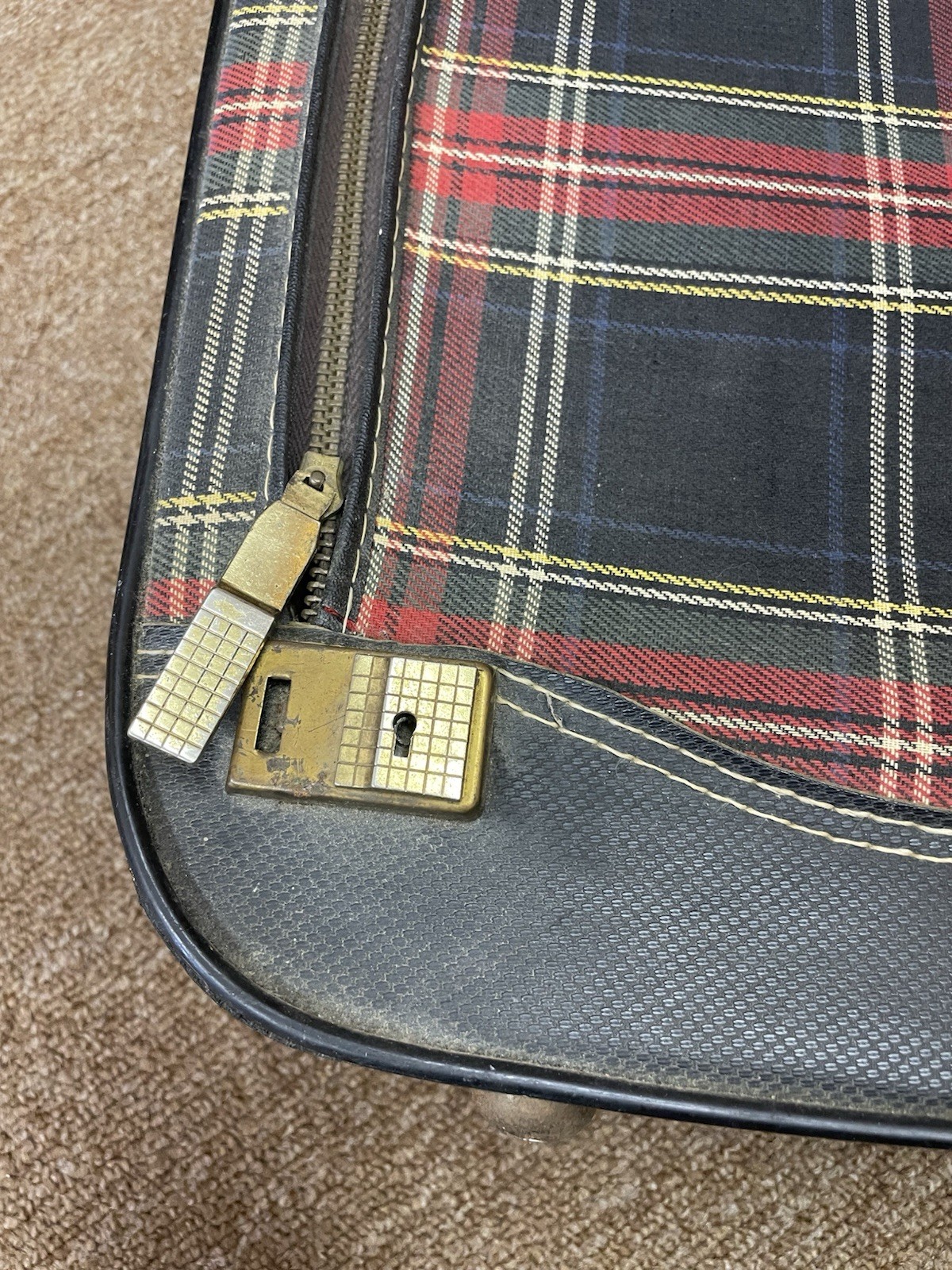 Vintage Leeds Air Cruiser Plaid Suitcase Red Black White Plaid
