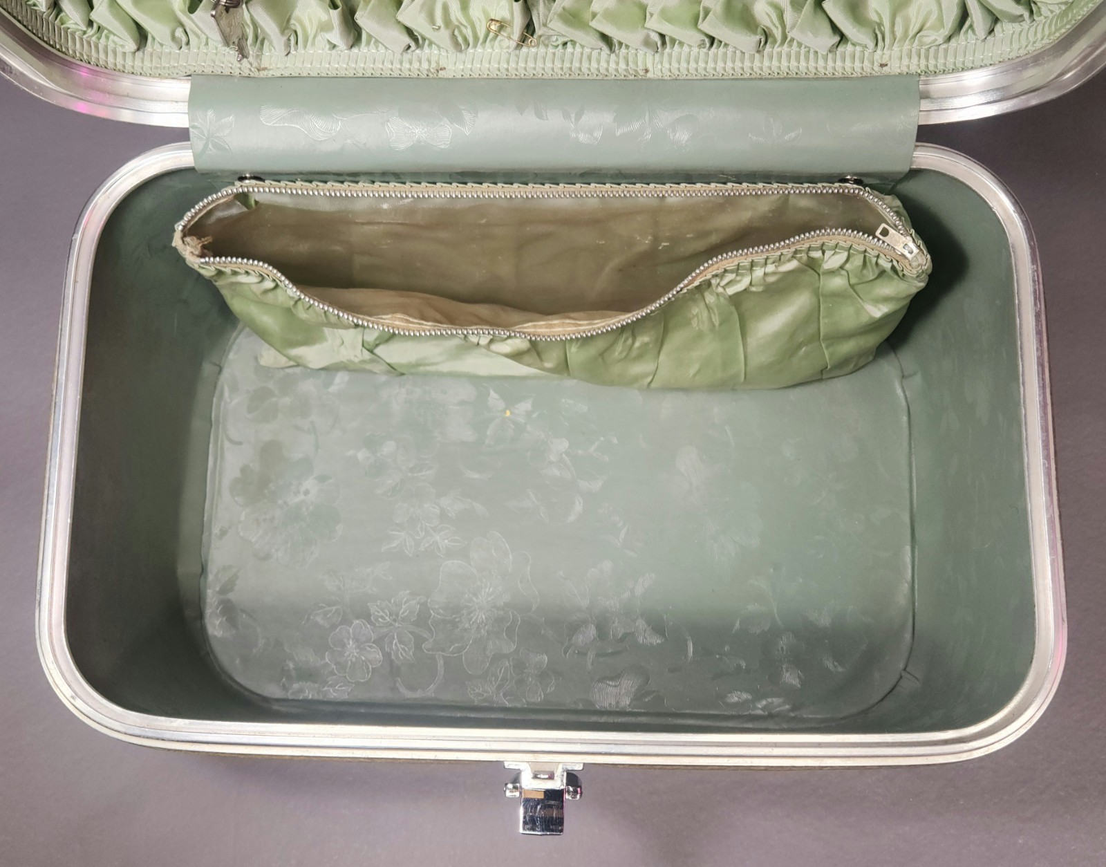 Vintage 1960s Sears Avocado Green Featherlite Train Case/Cosmetics Case/READ