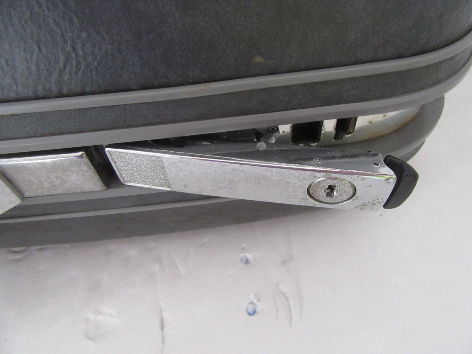 Vintage Samsonite Profile II Hardside 23″ x 17″ Suitcase with Key Gray