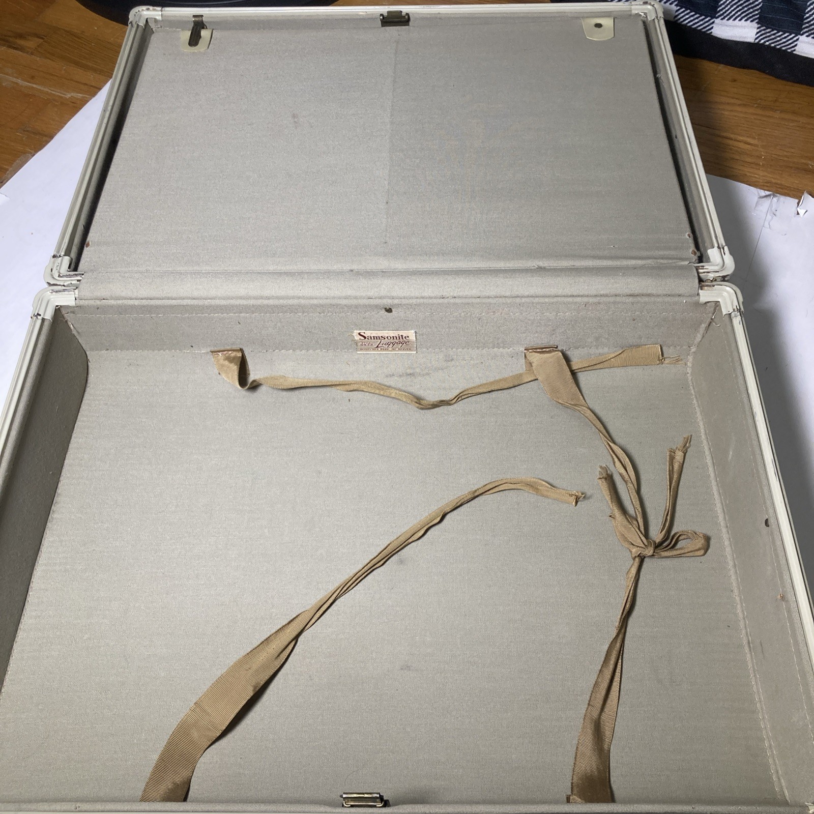 Vintage 1950s Samsonite Shwayder Brothers Marble Cream Suitcase and vanity 2 Set