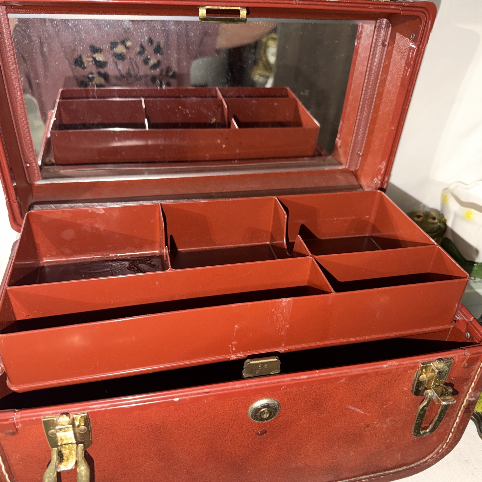 Taperlite 1950s True Vintage Brown Faux Leather Hard Vanity Case Locking