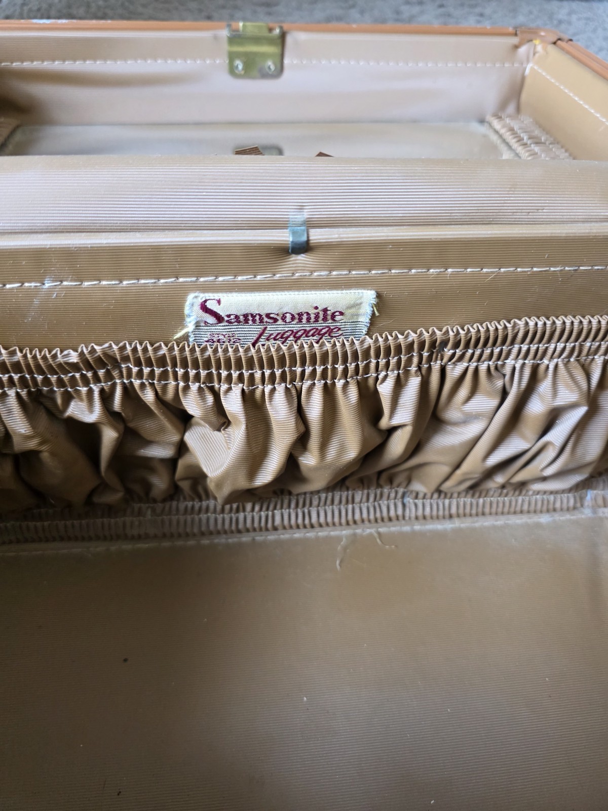 Vintage Samsonite Train Luggage W/Key Style 4612