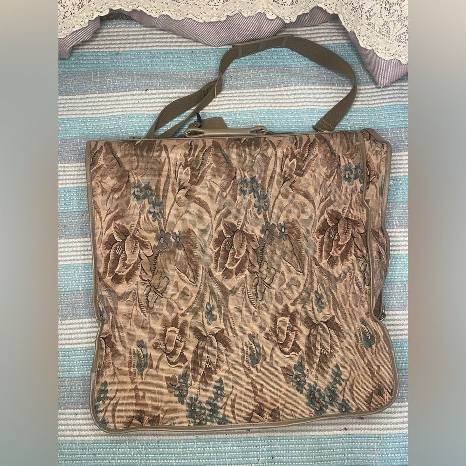 Jordache: vintage 90s floral wardrobe bag