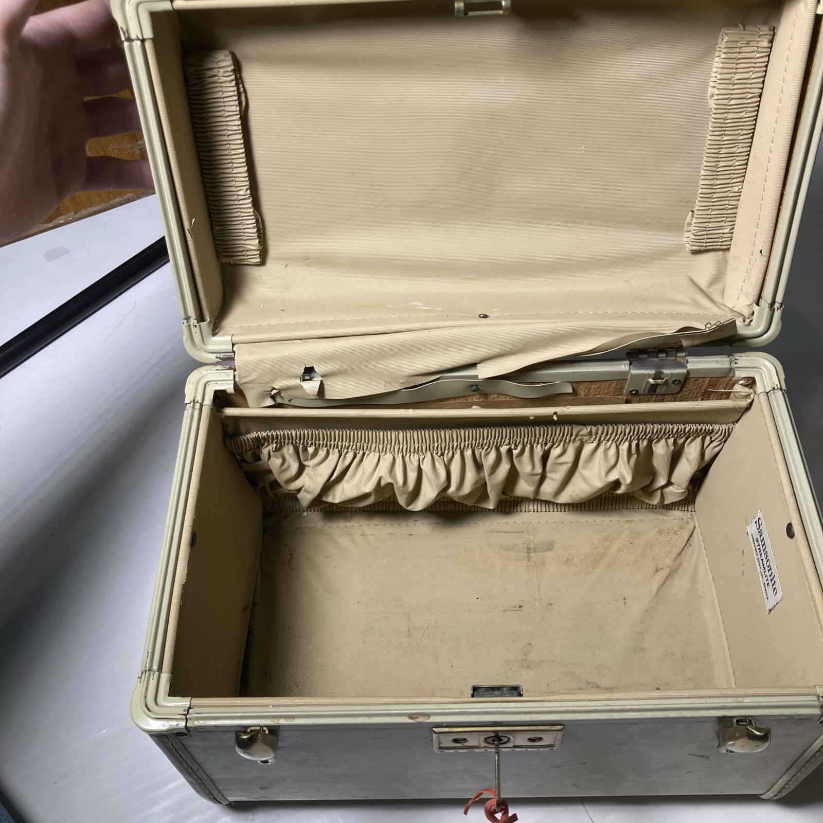 Vintage 1950s Samsonite Shwayder Brothers Marble Cream Suitcase and vanity 2 Set