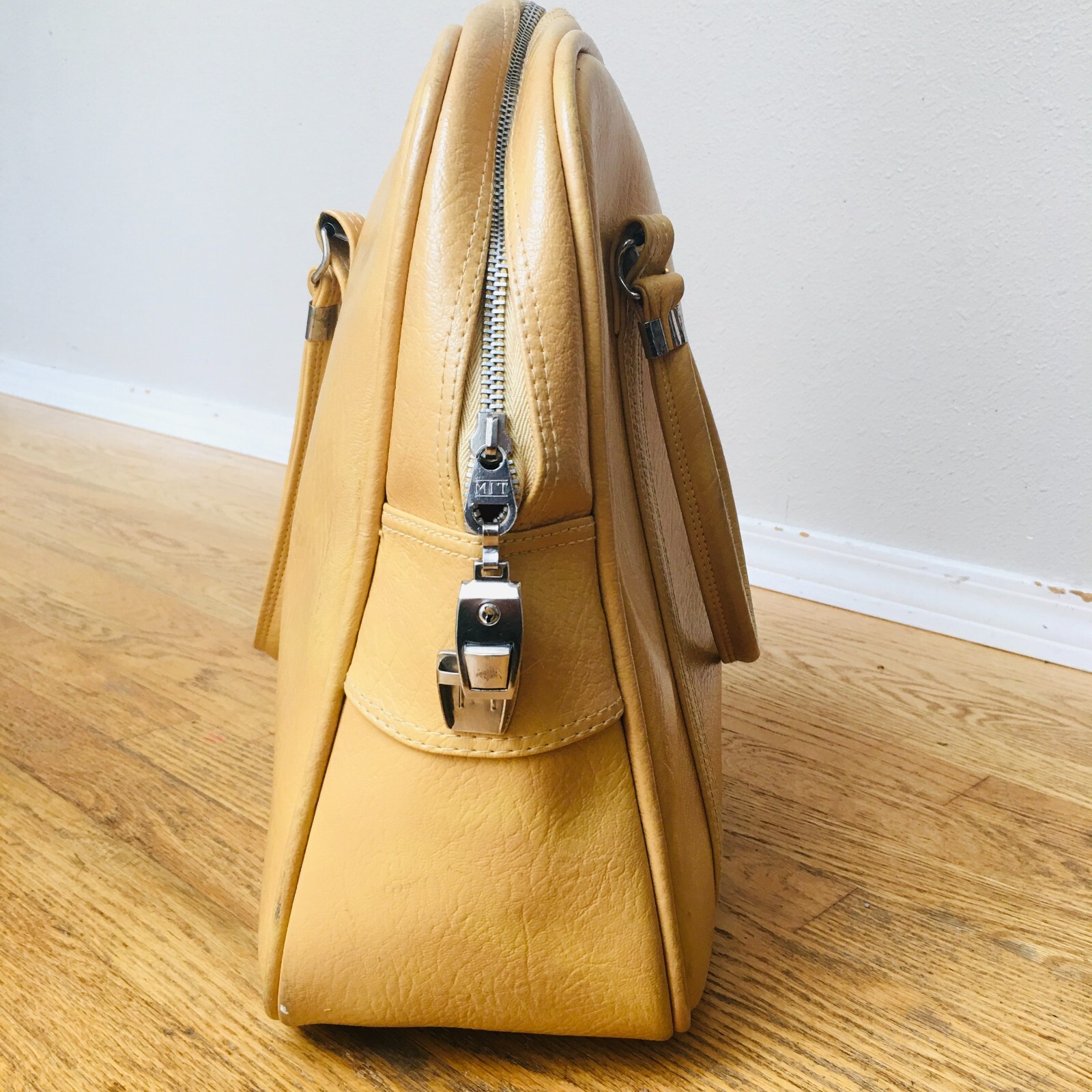 Baltimore Luggage Co Vintage Amelia Earhart Yellow Faux Leather Carry On Bag 15″