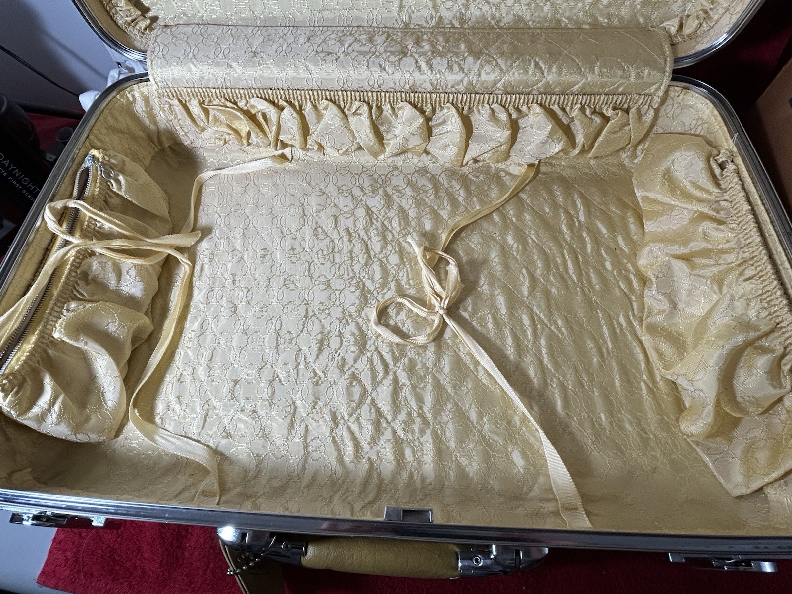 Escort Series Model 6024 24″ Gold Pullman Suitcase American Tourister With box