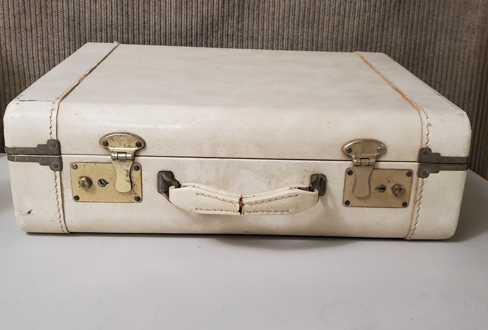 VTG -hard core Suitcase Luggage w/ Satin Lining 1940s–50s (SHELF 1)