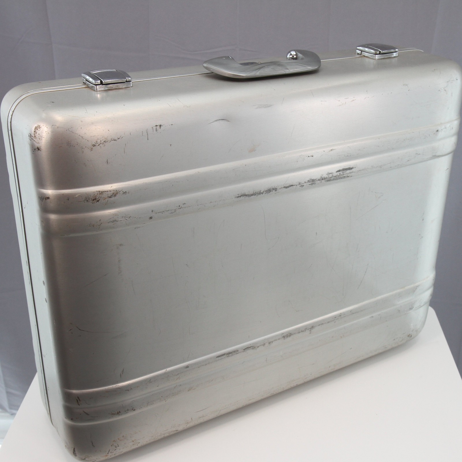 Vintage Zero Halliburton Aluminum Suitcase CLEAN Accessories 24″ x 18″ x 8″