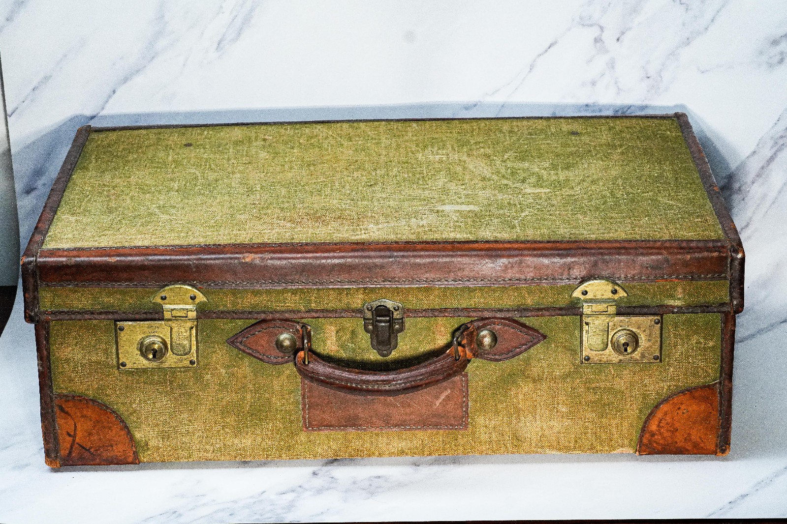 Large English Made Leather Cloth Travel Luggage Suitcase with Keys Decor Prop