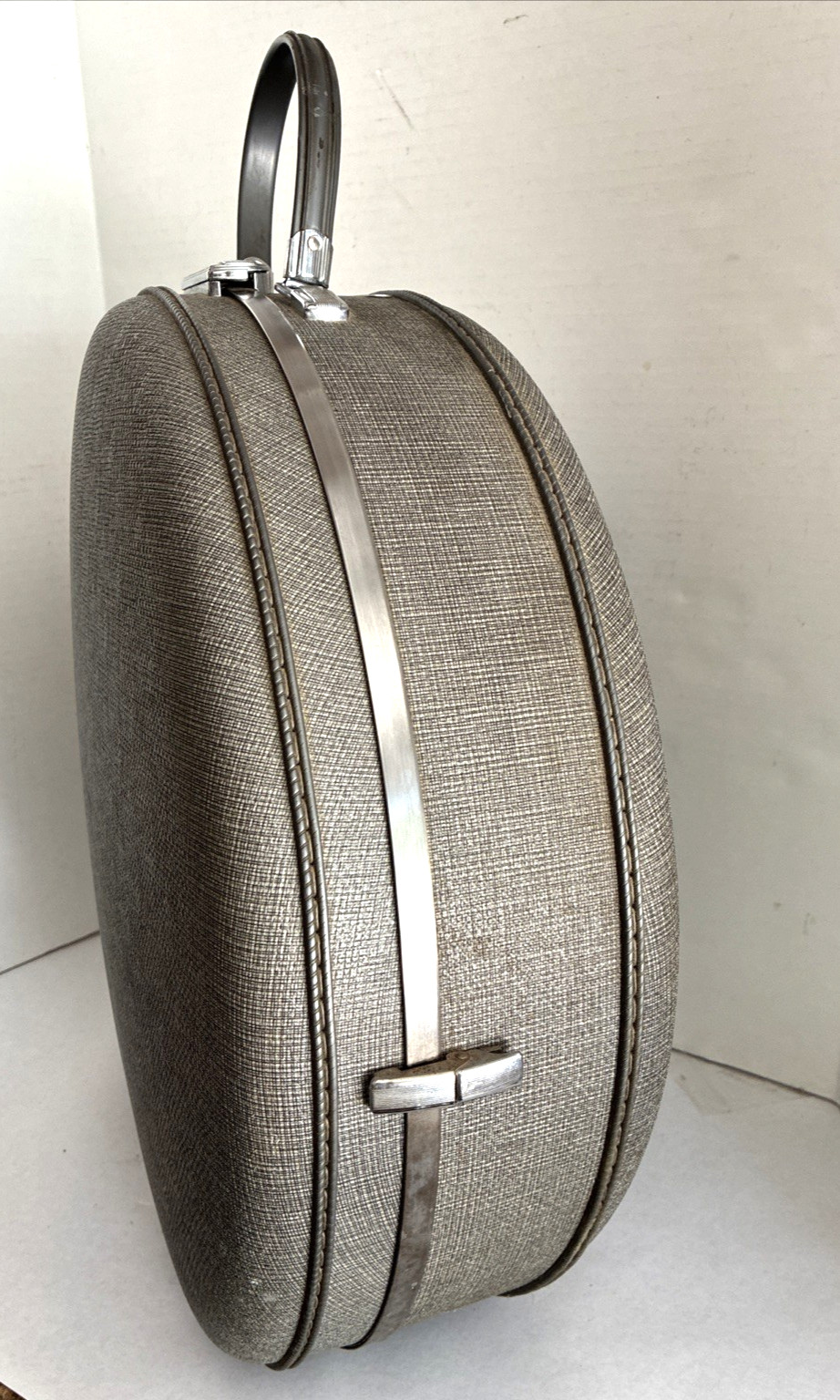 Vintage 1960’s American Tourister Round Travel Luggage 20″ Gray Hard Shell Key