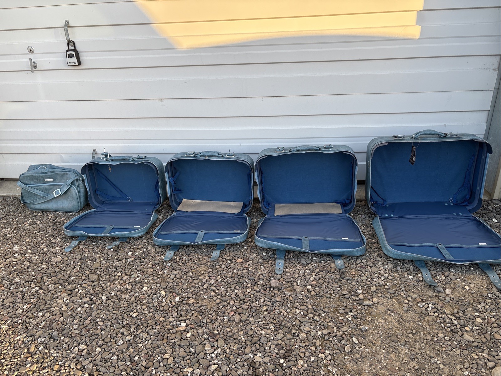 1970s Blue Faux Leather Luggage 5 pc Set New Vista Dallas includes Keys Lock NOS