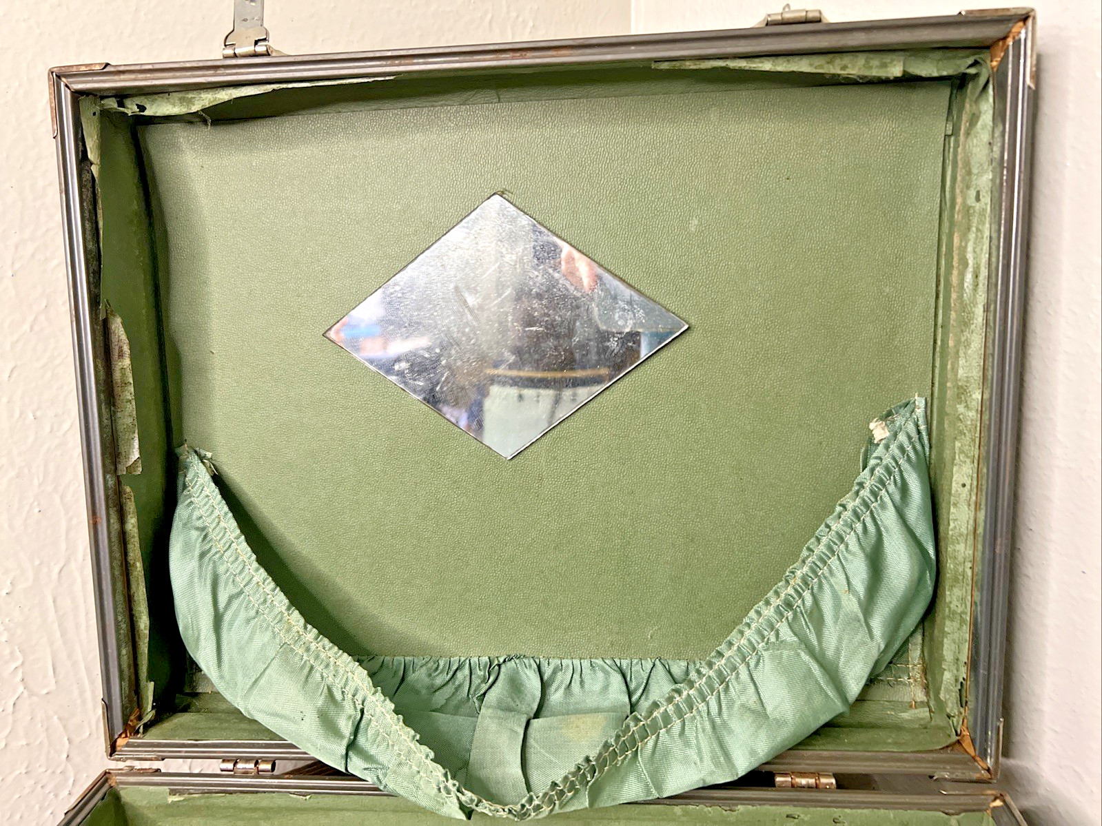 Vintage 3-Piece Nesting Suitcase Set – Mid-Century Luggage – Original Key Includ