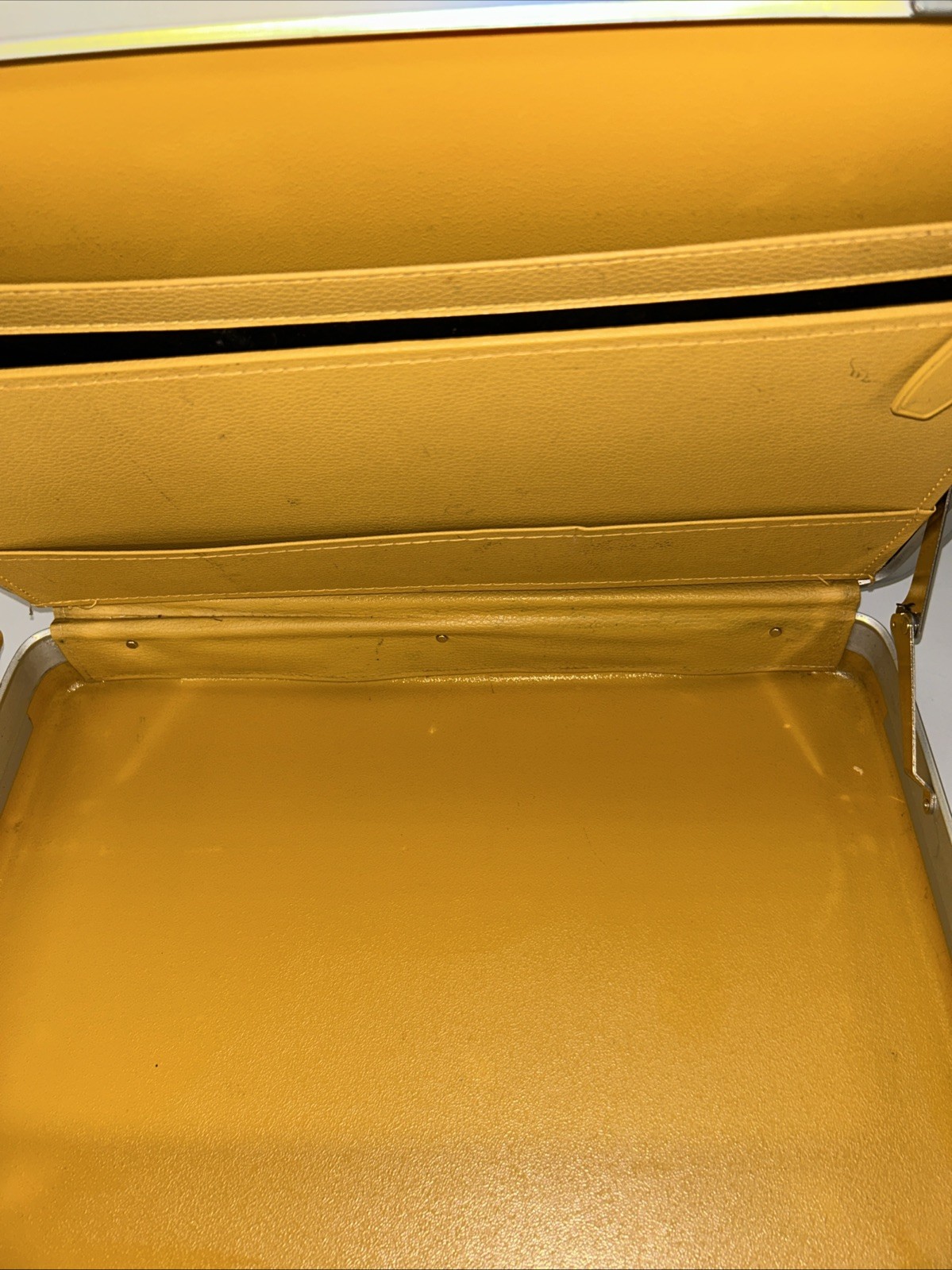 Rare Vintage Royal Traveler Women’s Briefcase Yellow Hardcover 18″x13″x3.5″