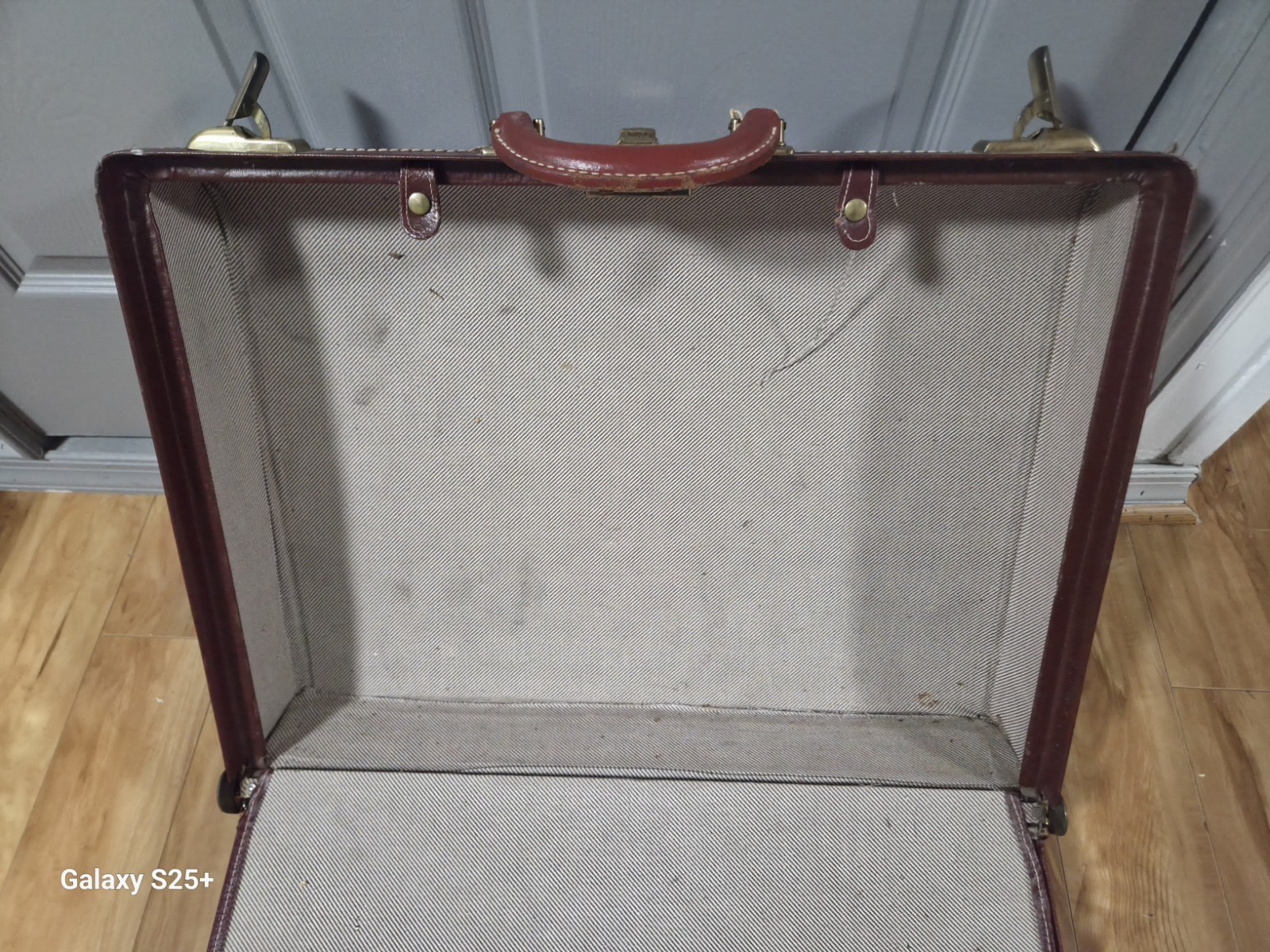 Hand Made Previously US Navy Veteran Owned Vintage 1930s Luggage Cow Leather.