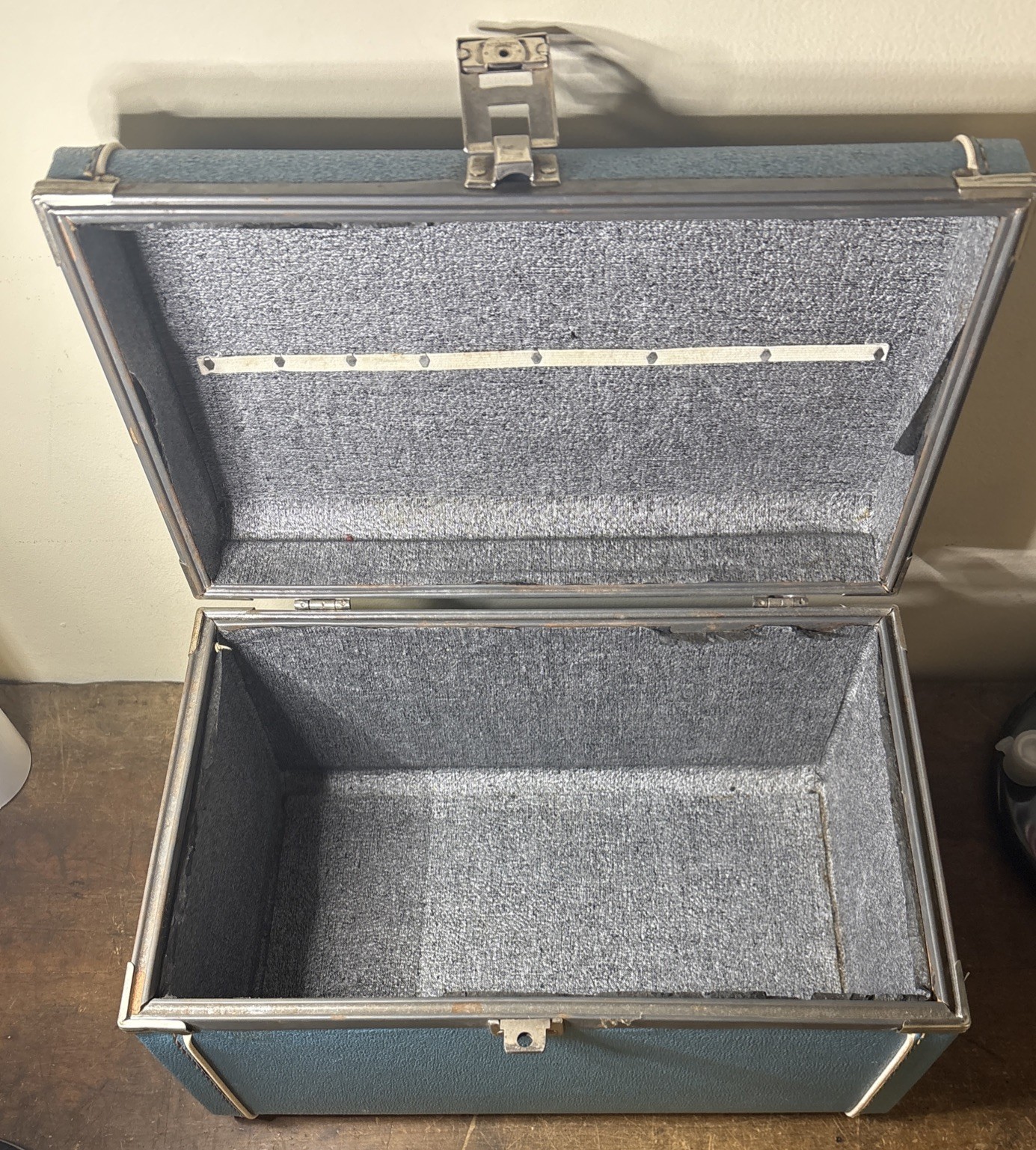 Vintage Hard Shell Blue Overnight Train Makeup/Storage Case no key