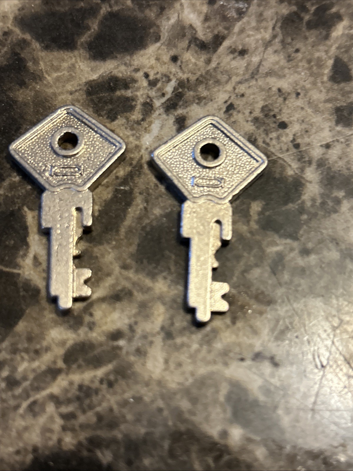 VINTAGE SUITCASE LUGGAGE MAKE-UP BAG KEYS (ONLY)