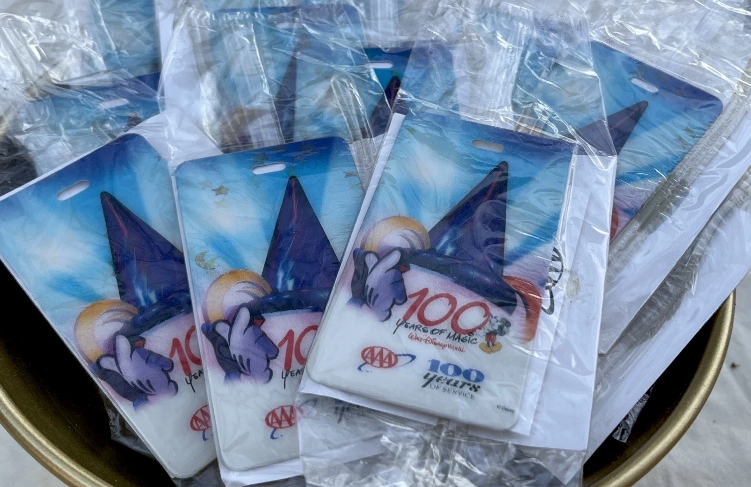 NEW VTG 100 Years Magic Holographic Walt Disney 2000 travel WIZARD Luggage Tag￼