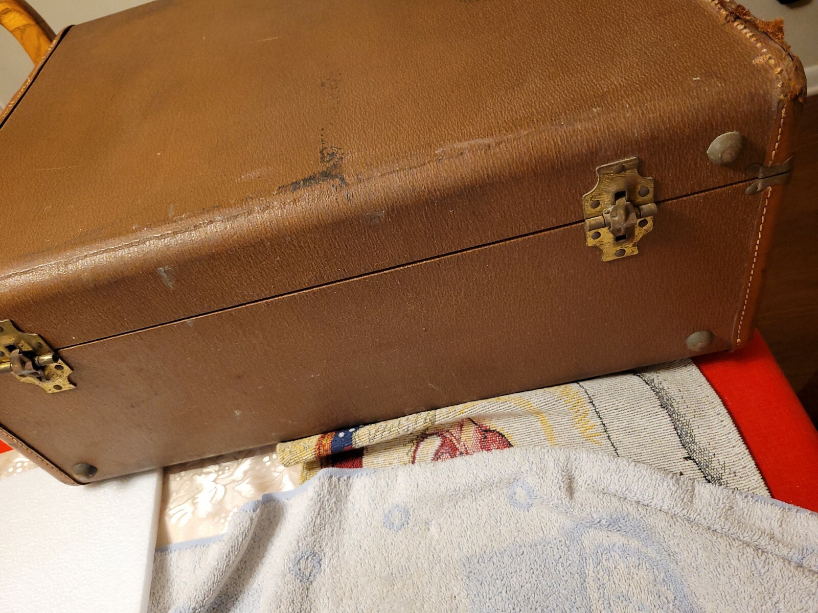 Vintage Suitcase Brown Leather read description