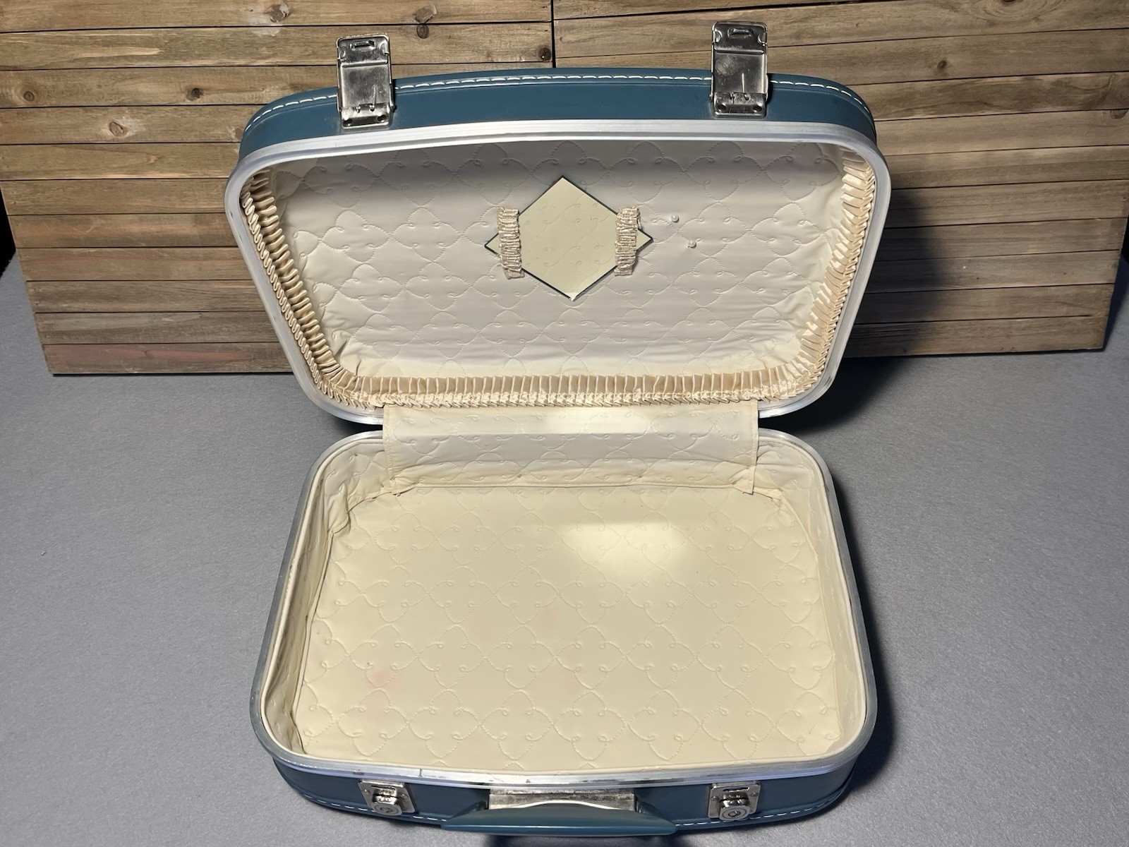 Small Blue antique fingerhut luggage Suitcase. Carry On/OverNight Case. See Note