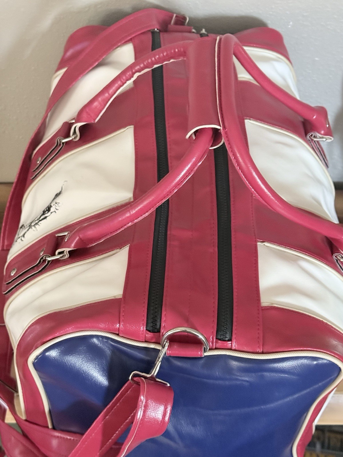CLASSIC BEN HOGAN CO. RED WHITE & BLUE DUFFEL BAG WITH SHOULDER STRAP