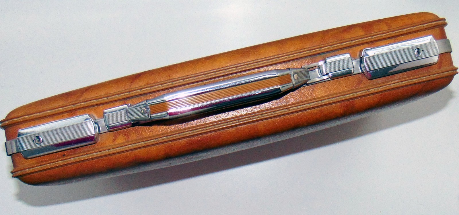 AMERICAN TOURISTER 1970’s faux leather hard shell Briefcase chrome hardware