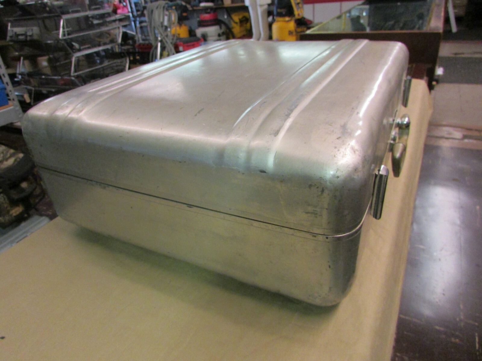Vintage Halliburton Pre-Zero SuitCase 21″ x 17″ x 7.5″ No Key w/Nice Interior
