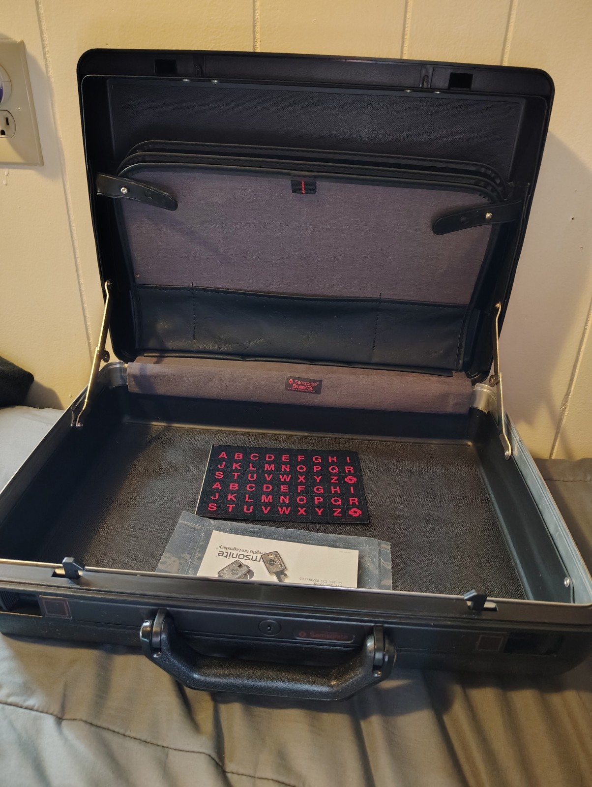 BRAND NEW VINTAGE SAMSONITE HARDCASE BRIEFCASE BROKER GL