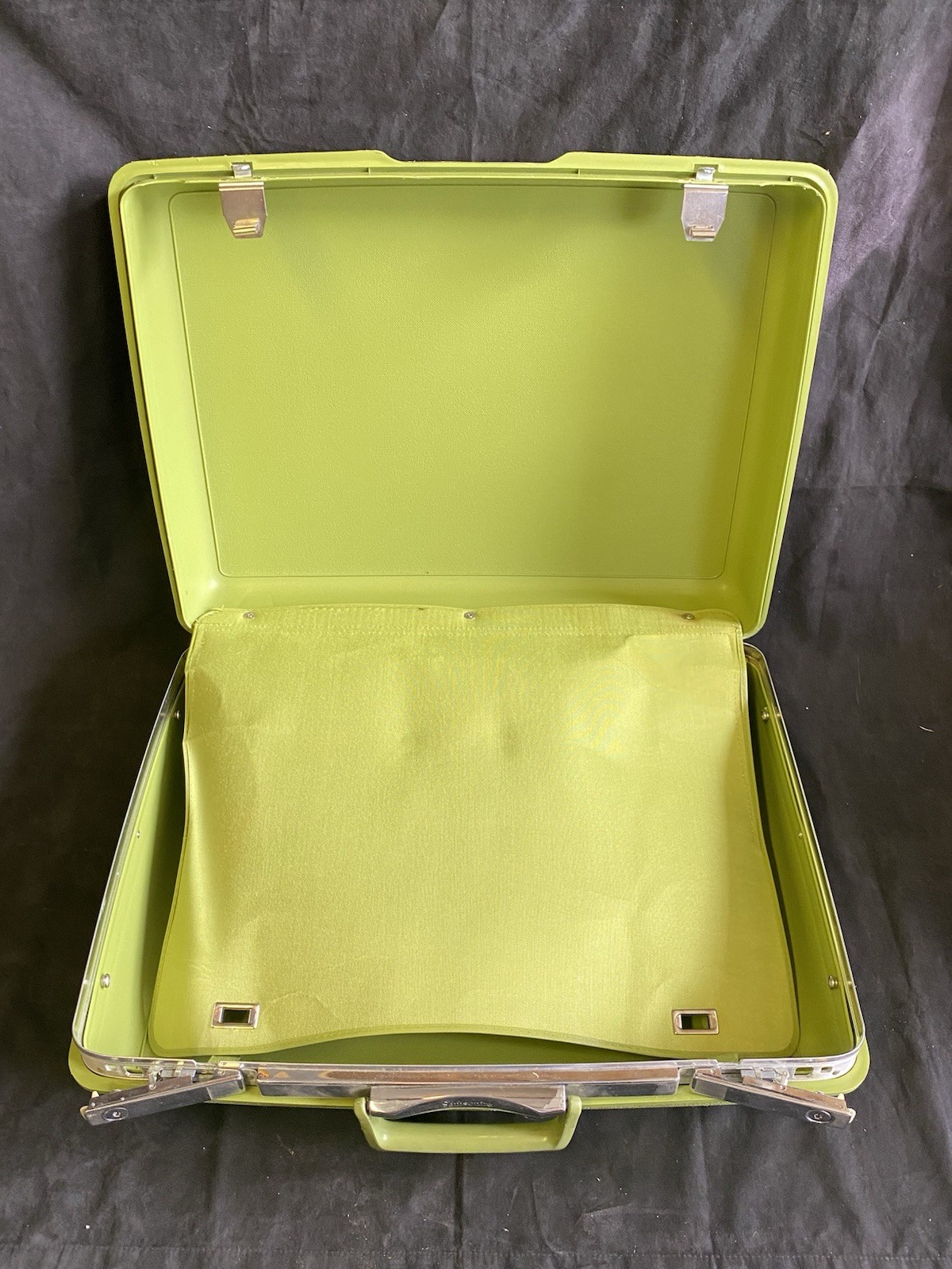 VTG Pair of Samsonite Saturn Avocado Lime Green Hard Shell 24” and 22″ Suitcases