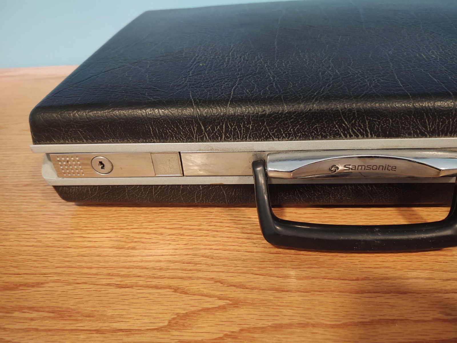 Vintage Samsonite Classic IV Briefcase Hard Shell 18″ X 13″ X 3.5″ No Key