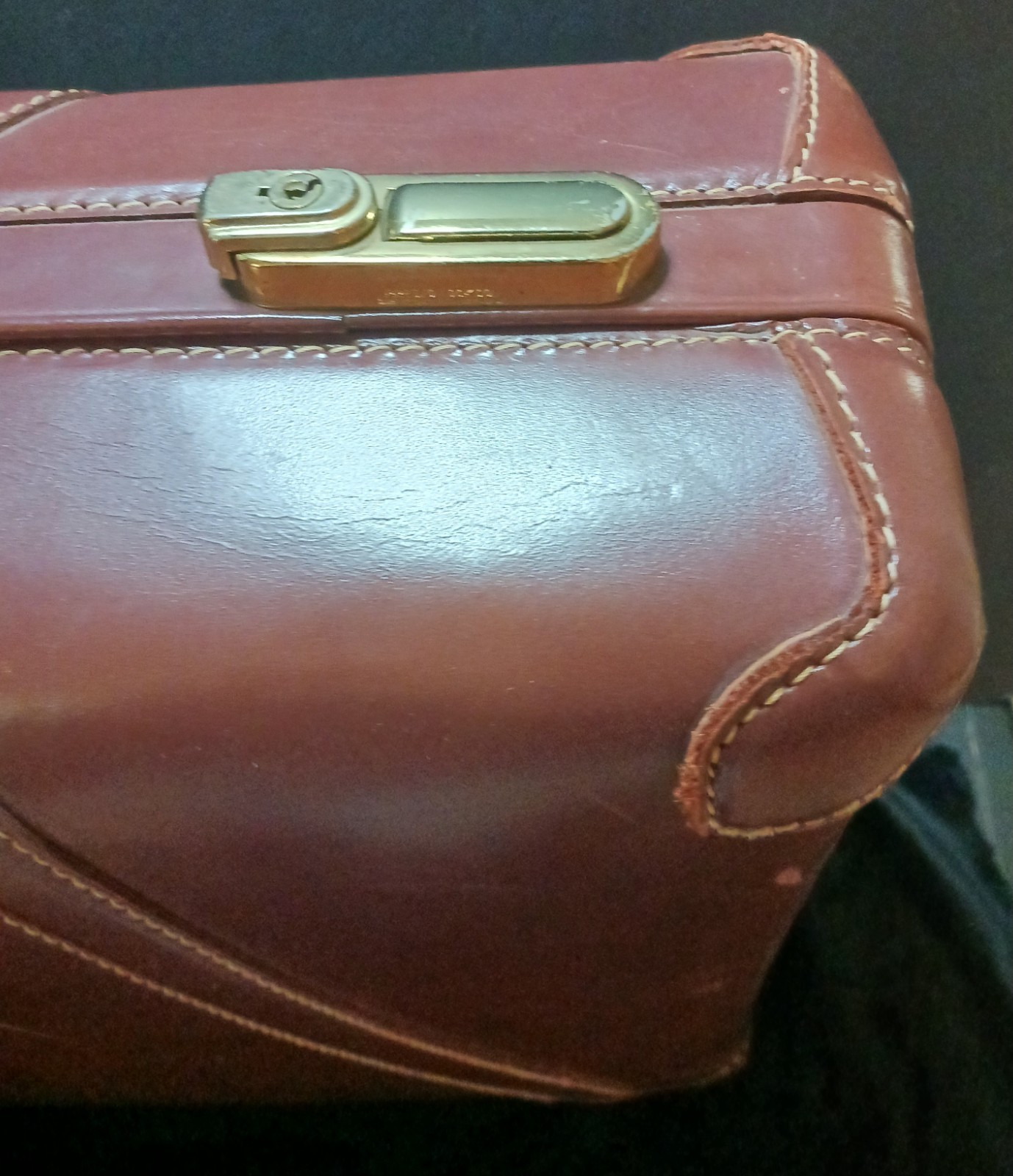 Lord Ashley Luggage Leather Large Compartments H 18” X W 21” X D 6 1/2″ 2 Keys