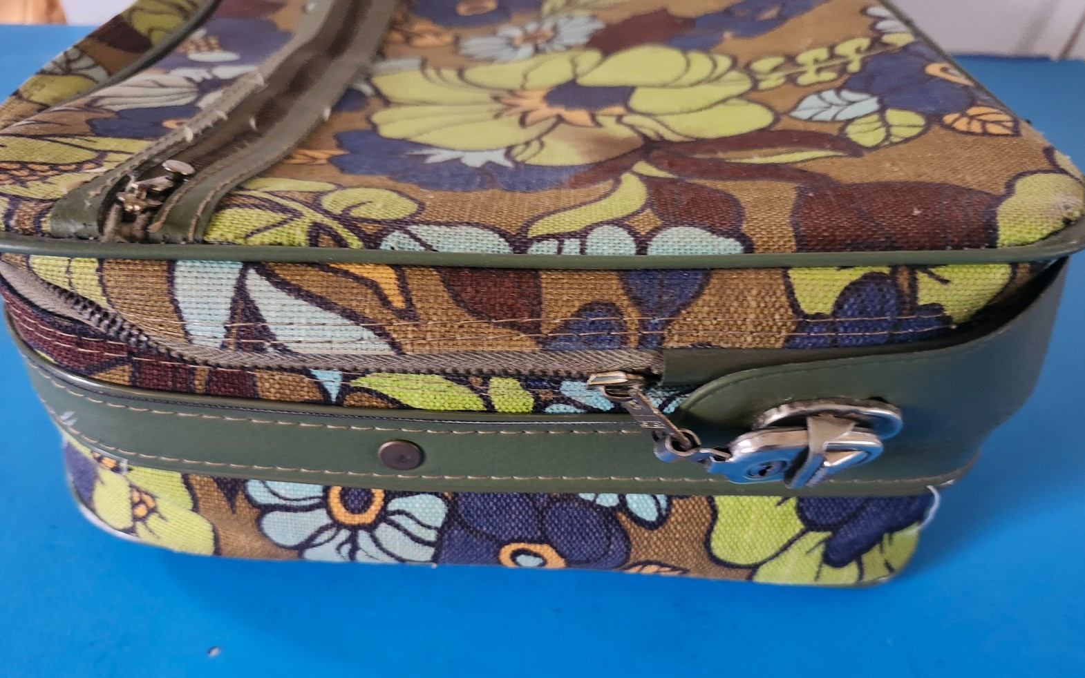 BRADY BUNCH Style Vintage Bantam Travelware 1970’s Flower Power Suitcase w/key