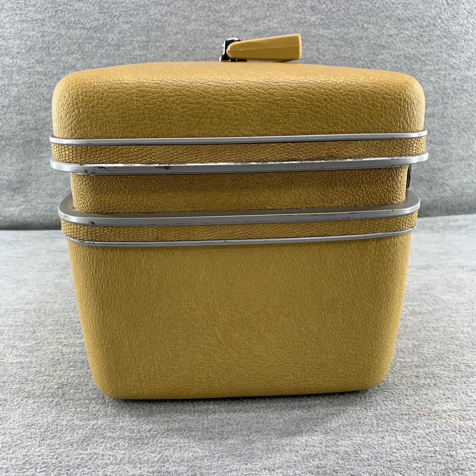 SEAR COURIER BY SAMSONITE VINTAGE Suitcase & Travel Makeup Train Luggage W/ KEY