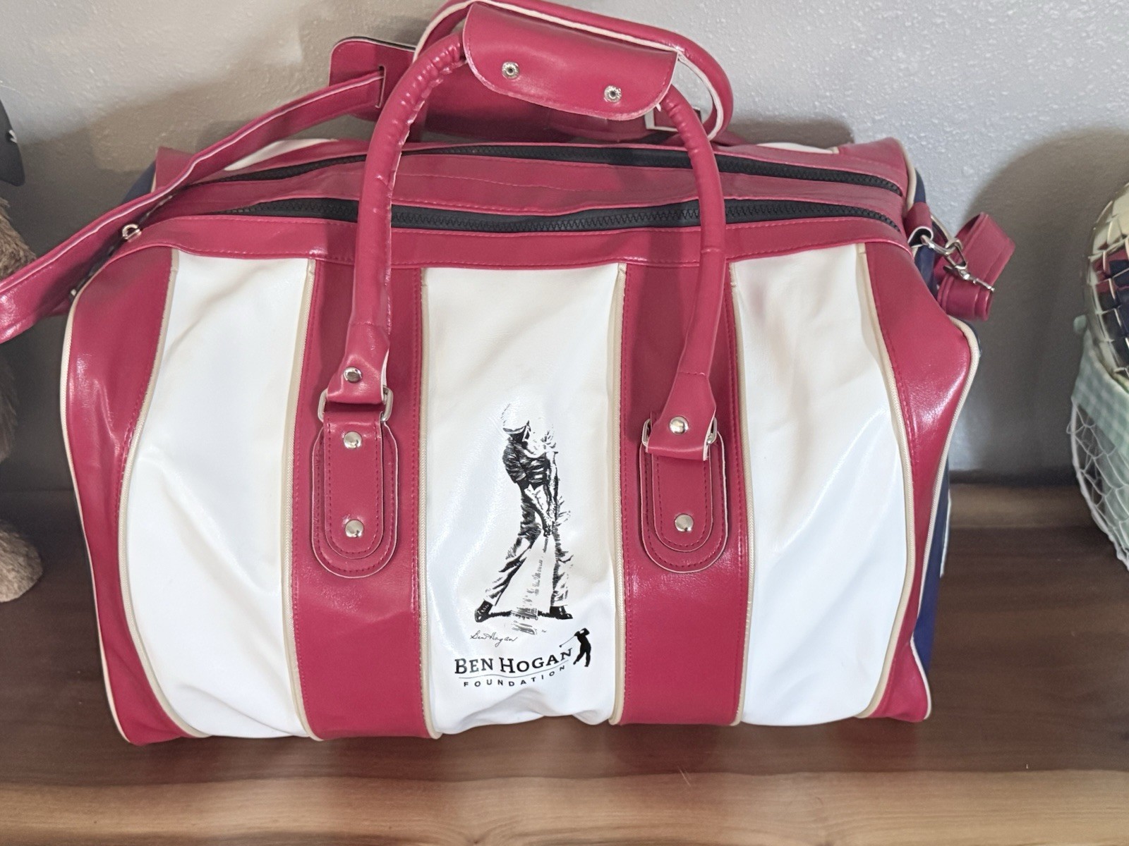 CLASSIC BEN HOGAN CO. RED WHITE & BLUE DUFFEL BAG WITH SHOULDER STRAP