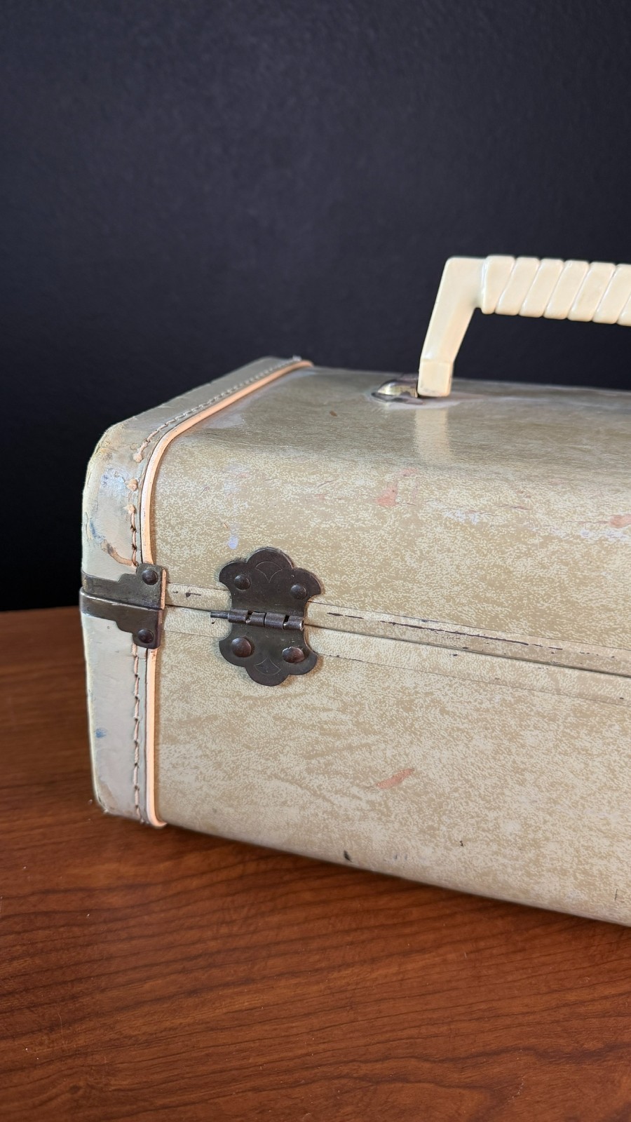 Vintage 1950s beige ivory train case small suitcase white marble hard handle