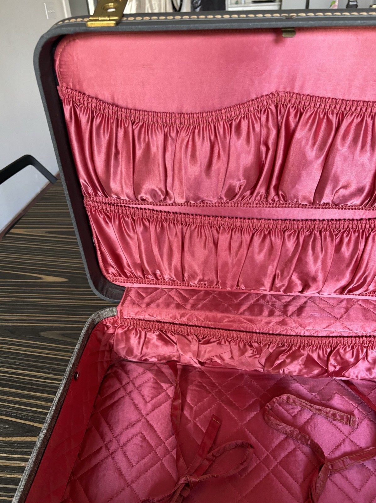 American Tourister Hi-Taper 1940s gray hard suitcase luggage 21 x 16 pink lining