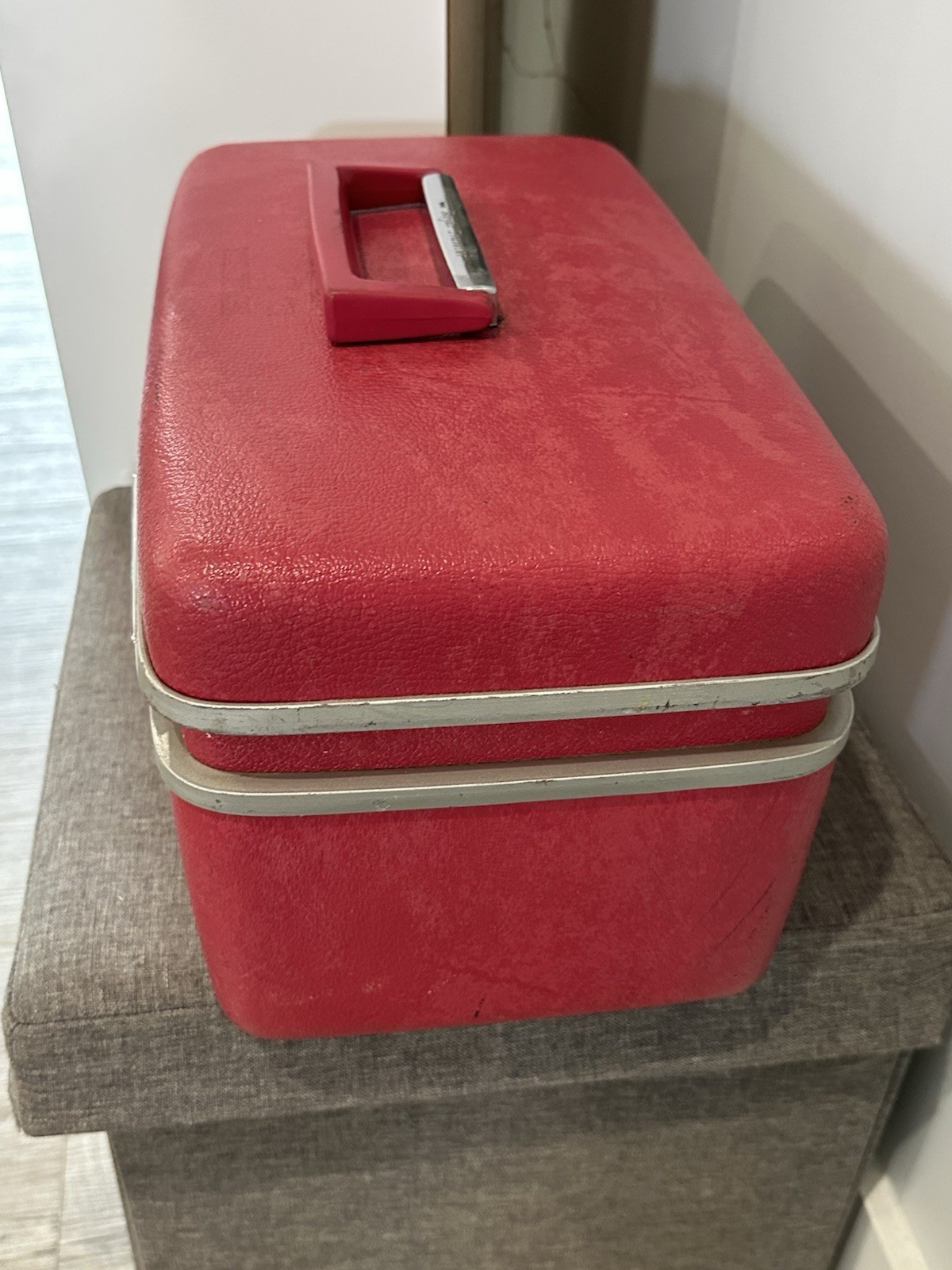 Vintage SAMSONITE Royal Traveler Medalist Red