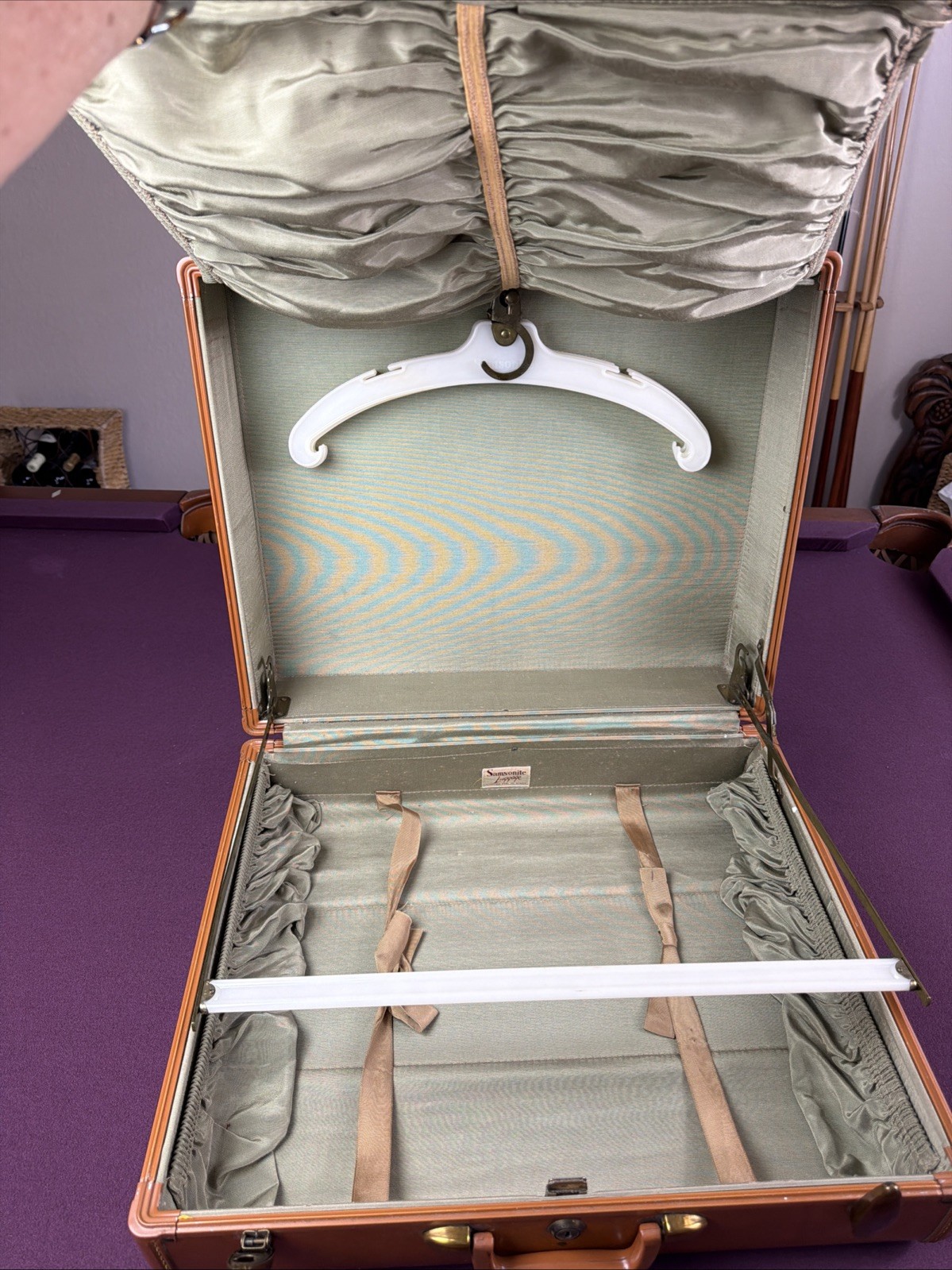 Vintage Samsonite streamlite Suitcase Hard shell Luggage W/wardrobe Hanger NOKEY
