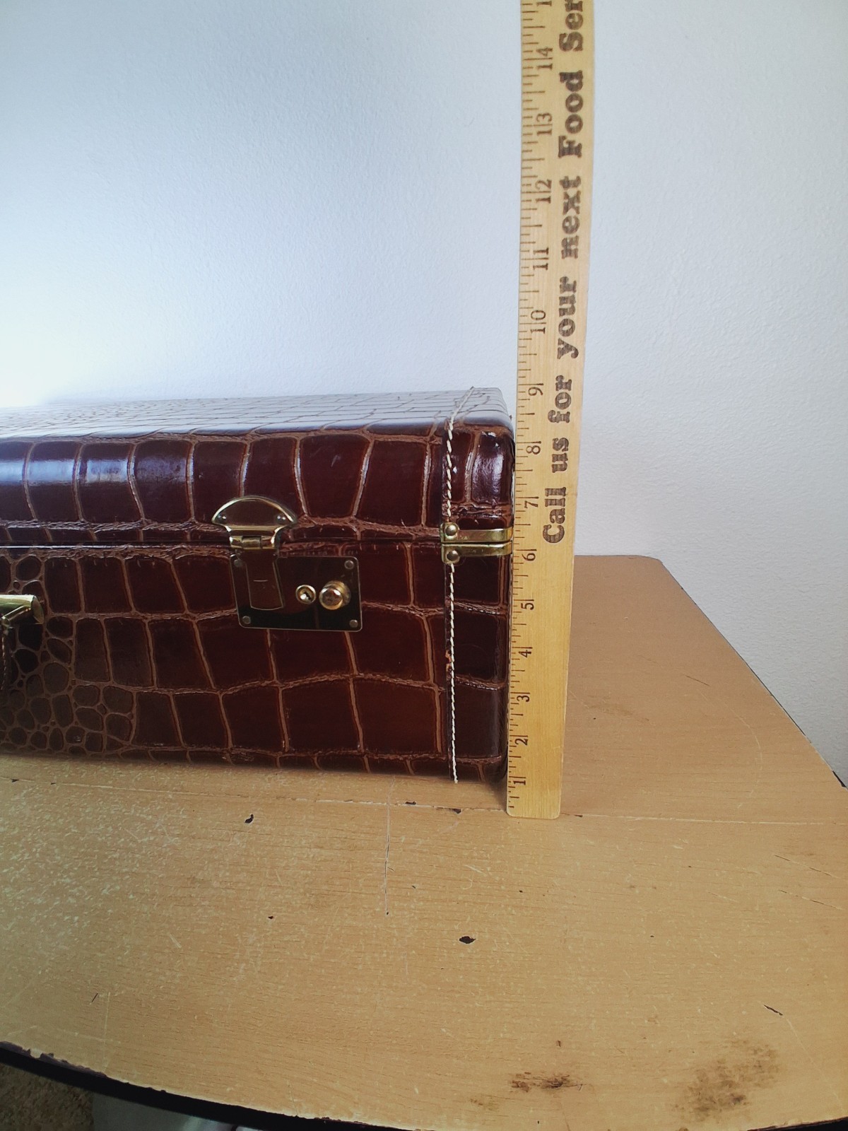 Vintage Embossed Leather Faux Crocodile Alligator Suitcase 25.5″x 15.5″x8.5″