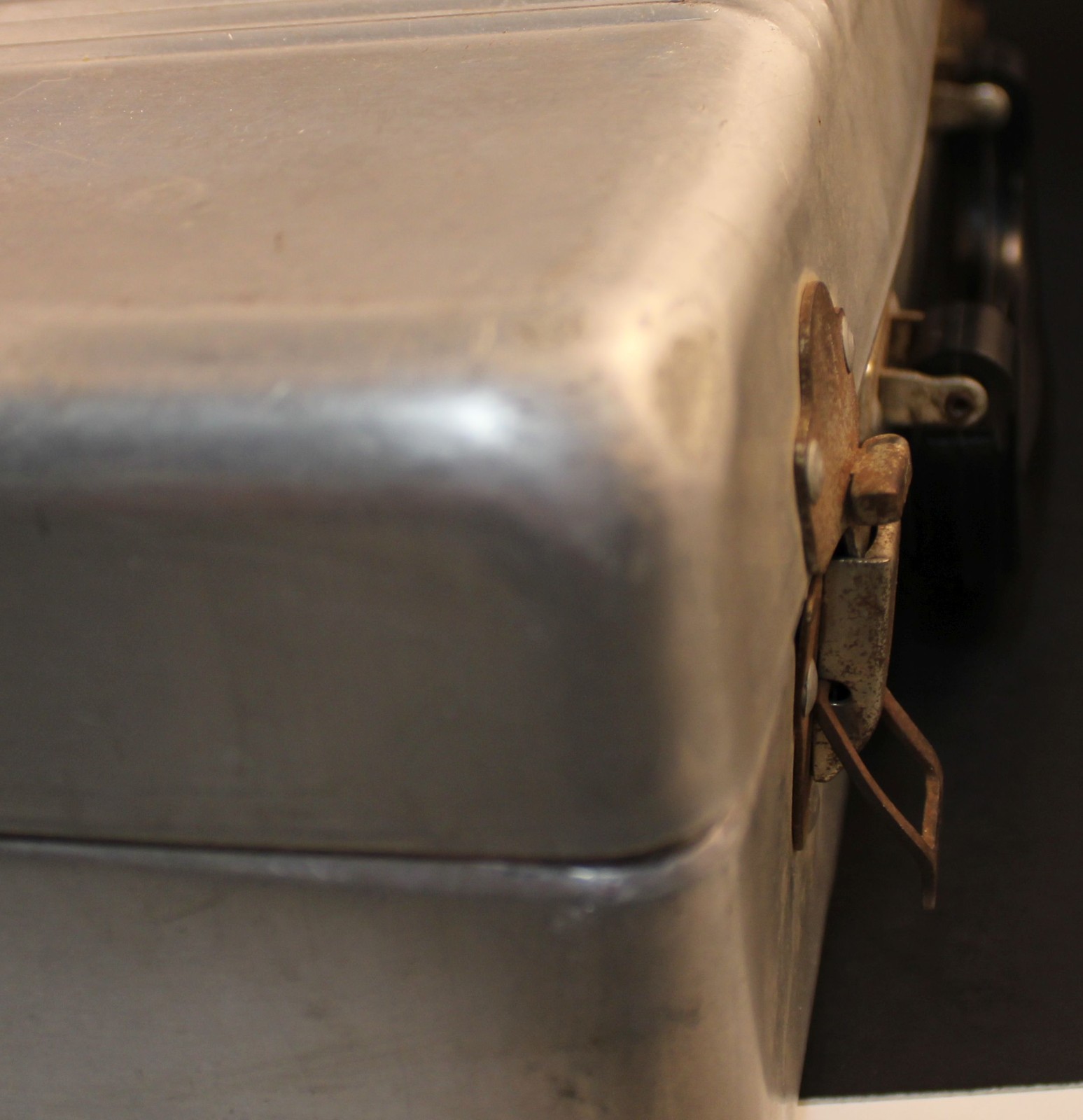 VTG 1950s Metal Suitcase With Bakelite Handle No Key 14.75″ x 11″ x 5.25″