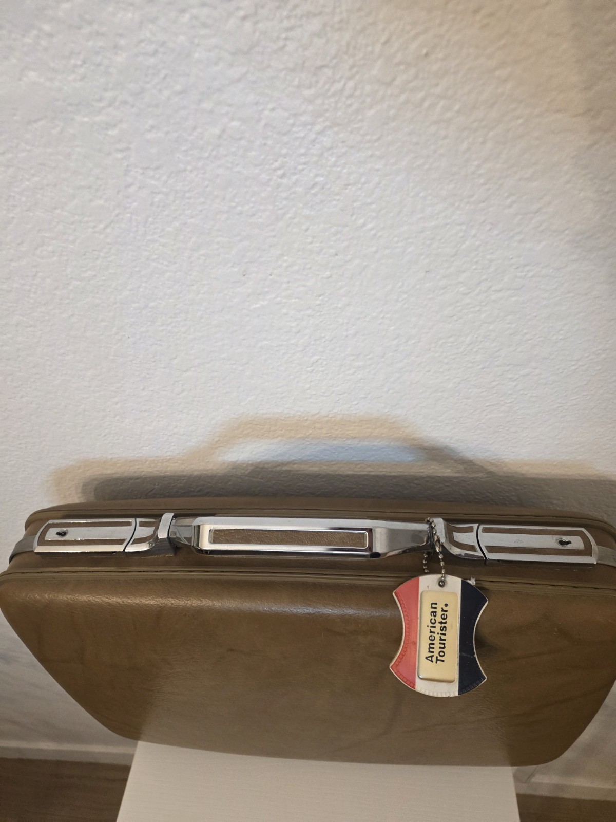 American Tourister Vintage Hard Briefcase ,24-inch, 1970s/80s Palomino With Keys