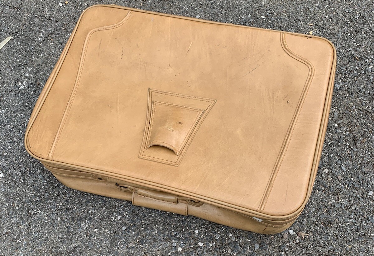 VINTAGE FINESSE BY M & M LUGGAGE MEDIUM SIZED Yellow SUITCASE 27”x 18”x9” Taiwan