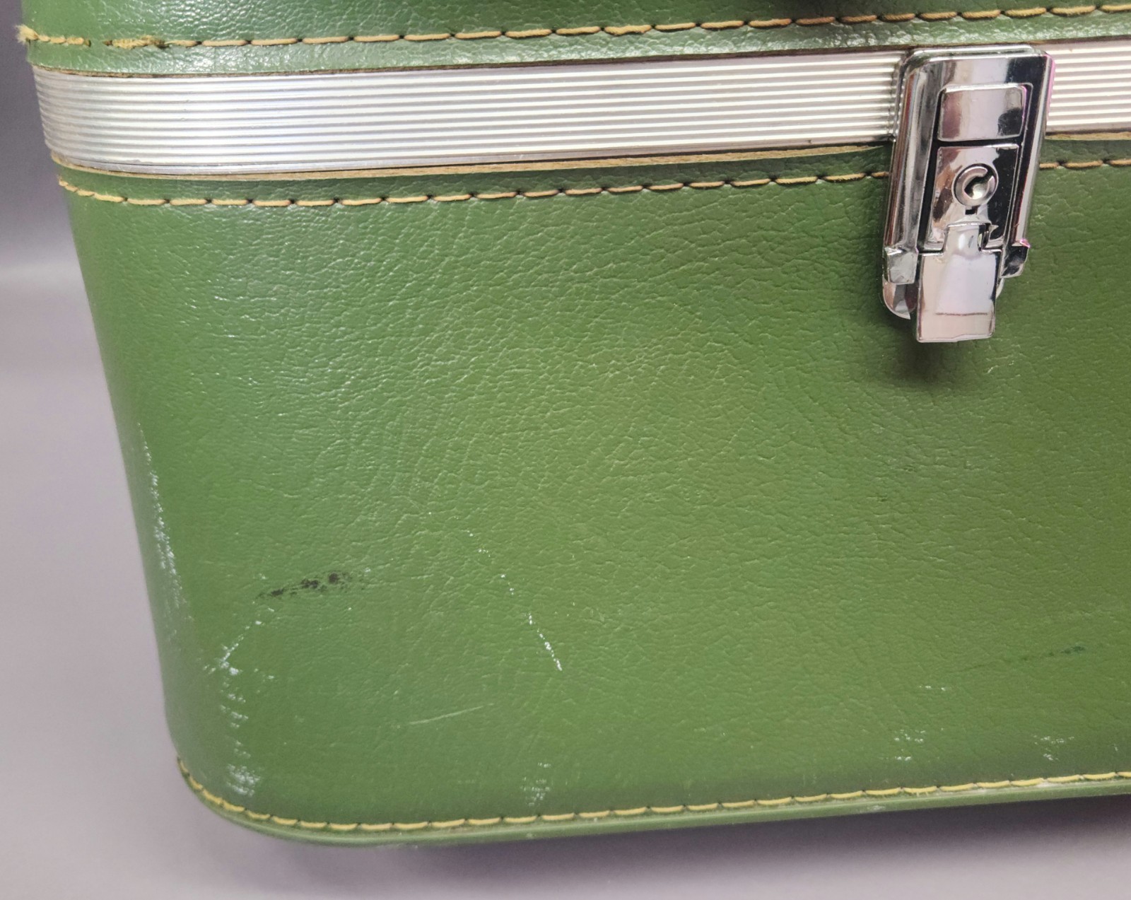 Vintage 1960s Sears Avocado Green Featherlite Train Case/Cosmetics Case/READ