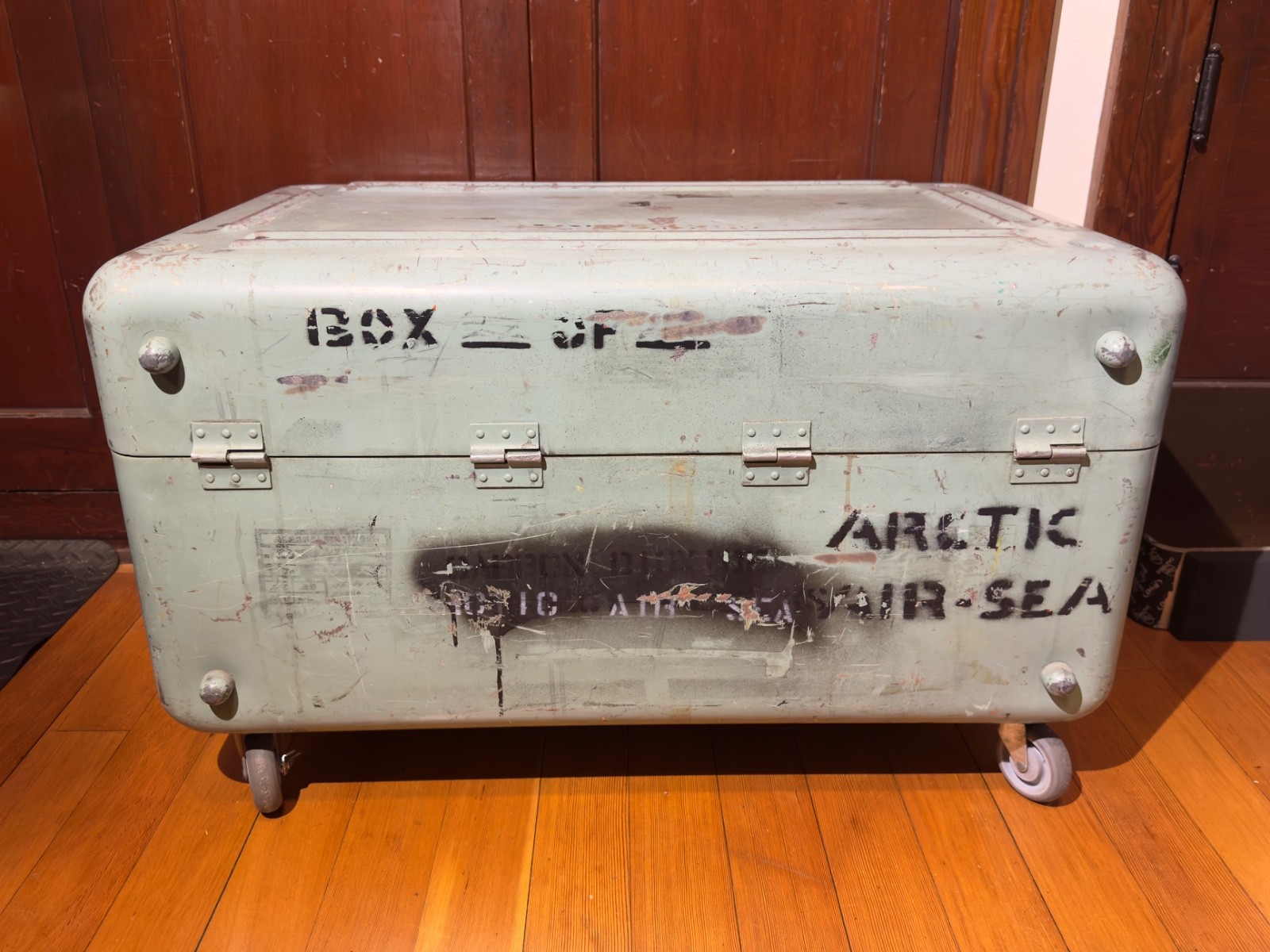 Vintage Zero Manufacturing Aluminum Case 32x20x17 Wheeled Green Industrial Trunk
