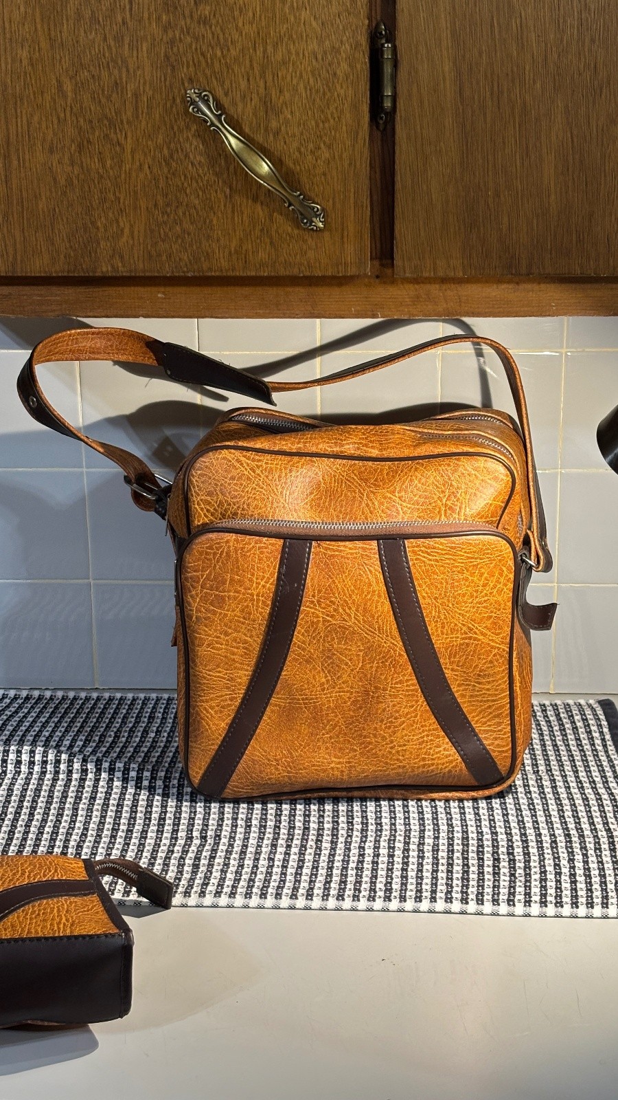 Vintage Tan Faux Leather Shoulder Overnight Bag With Matching Shave/Makeup Bag