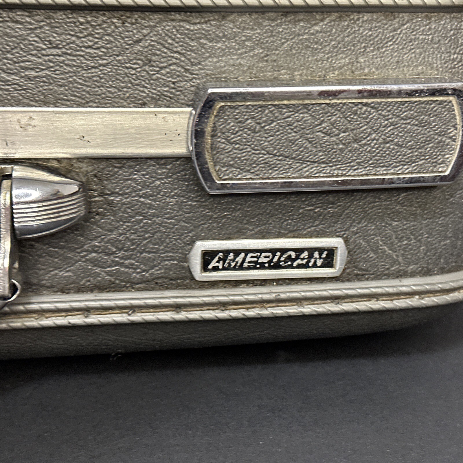Vintage American Escort Gray Luggage Hardcase Suitcase 1960’s Excellent 19”