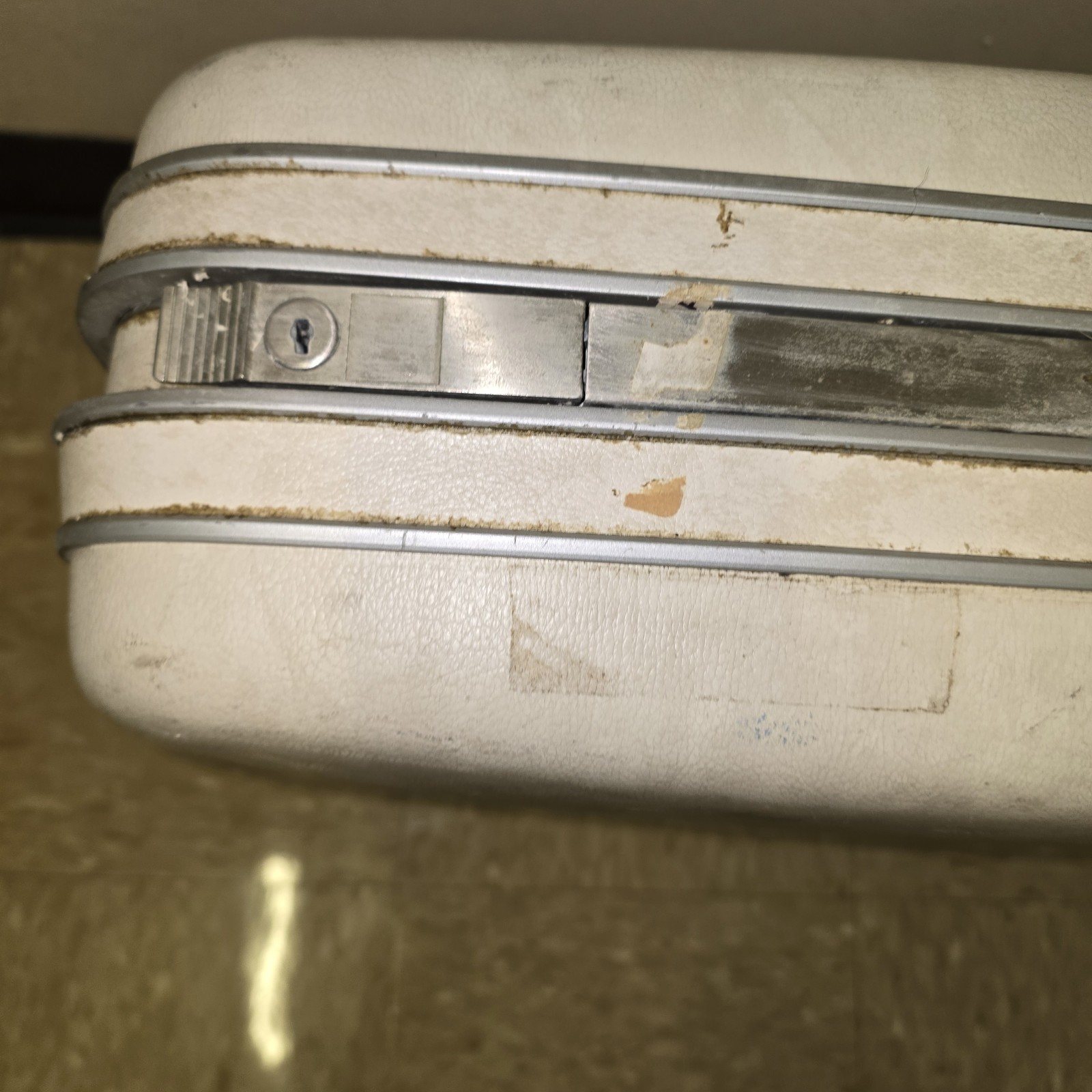 Vintage Samsonite Silhouette Cream/Ivory Suitcase 25″x19″x7″ w/ Lining