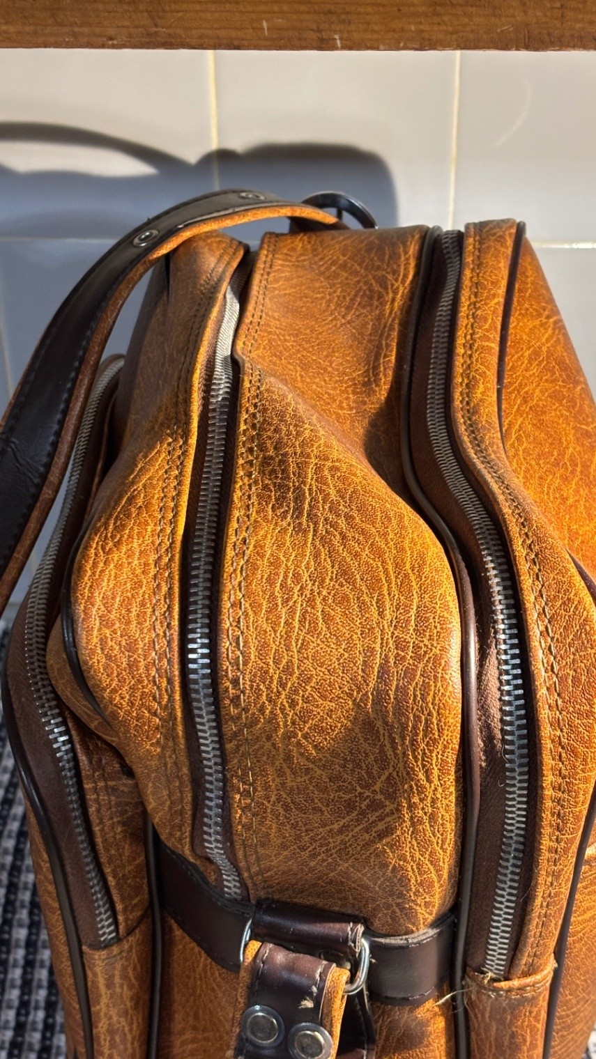 Vintage Tan Faux Leather Shoulder Overnight Bag With Matching Shave/Makeup Bag