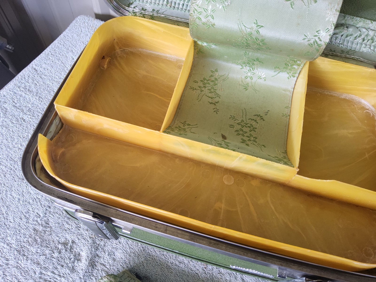 Vintage 60s American Tourister Green Hard Shell Train Case
